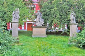 Sochy v parku před zámkem (© Pavel Vítek 9/2010)