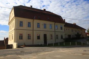 Budova zámku ( © Martin  Kabeláč 09/2012)