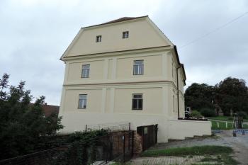 východní štítové průčelí zámečku ( © Jan P. Štěpánek 06/2015)