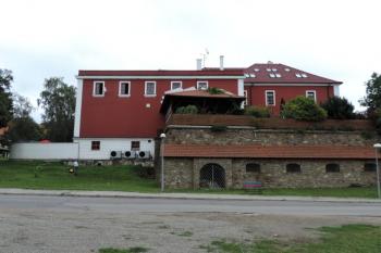 objekt vzniklý přestavbou někdejší tvrze v západní části areálu dvora ( © Jan P. Štěpánek 06/2015)