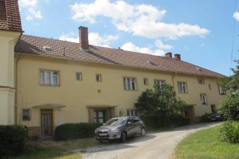 Budova na místě bývalé budovy hospodářské, upínajicí se k západní straně zámku ( © Dušan Dohňanský 08/2019)