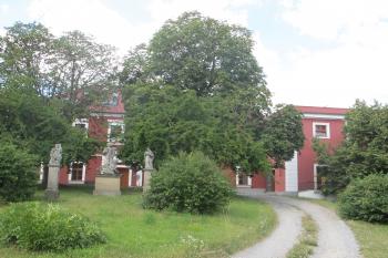 Současný parčík, zakrývající snad nástupnickou budovu tvrze /pakm kaple, pak lesní správa/ ( © Dušan Dohňanský 08/2019)