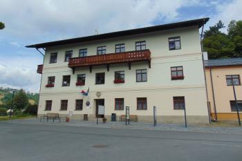 Jv. průčelí již bez zeleně (© Dušan Dohňanský  07/2023)