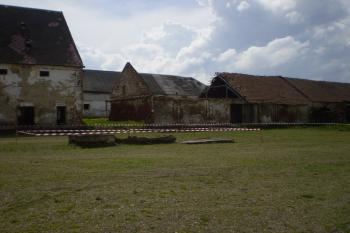 areál hospodářského dvora (© Ludmila Paščenková, 5/2010)