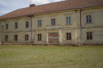 pohled na zámek ze dvora (© Ludmila Paščenková, 5/2010)