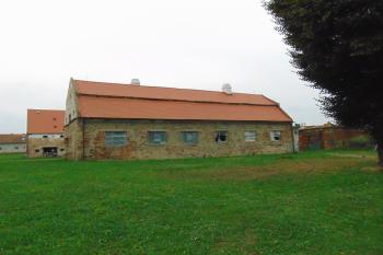 Hosp. budova západně od zámku (© Dušan Dohňanský 08/2020)