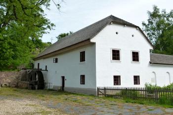 celkový pohled na budovu mlýna z hlavní cesty na Dlouhou Lhotu ( © Jan P. Štěpánek 05/2013)