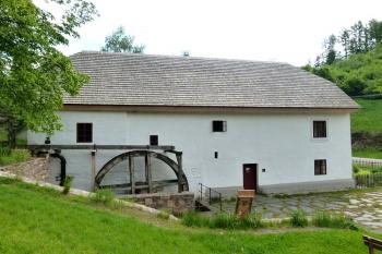 boční fronta mlýna s mlýnským kolem ( © Jan P. Štěpánek 05/2013)