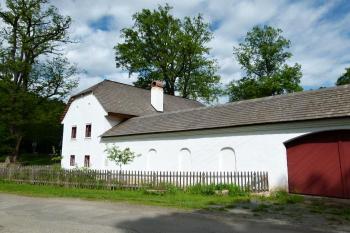 mlýn a přiléhající dvůr ( © Jan P. Štěpánek 05/2013)