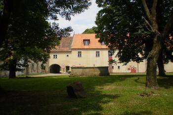 vjezd k zámku (© Ludmila Paščenková, 7/2010)
