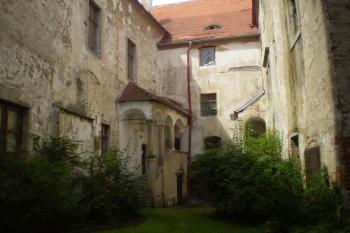 nádvoří (© Ludmila Paščenková, 7/2010)