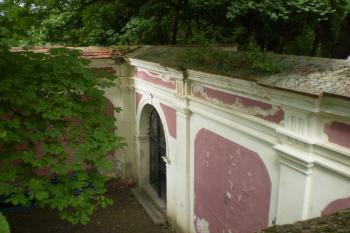 pohled z terasy na vstup do zahrady (© Ludmila Paščenková, 7/2010)