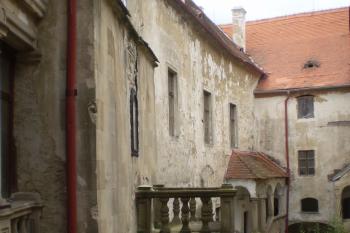 pohled z arkád na věž s balkonovým portikusem (© Ludmila Paščenková, 7/2010)