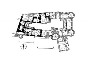 půdorys přízemí (© M. Plaček podle J. Eliáše (in M. Plaček: Ilustrovaná encyklopedie moravských hradů, hrádků a tvrzí, Libri, Praha 2001))