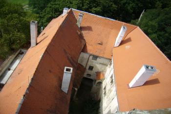 pohled z veže na nejstarší část zámku (© Petr Pospíšil, 09/2015)