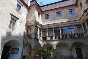 Nádvorní strana mladšího vých. křídla z konce 16. stol. (© Dušan Dohňanský  07/2021)