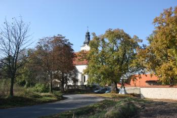 Kostelní areál od jihu ( © Ivan Grisa 10/2010)