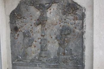Náhrobek hostinského Adama Langera (†1718) a jeho ženy na severní stěně věže ( © Ivan Grisa 10/2010)
