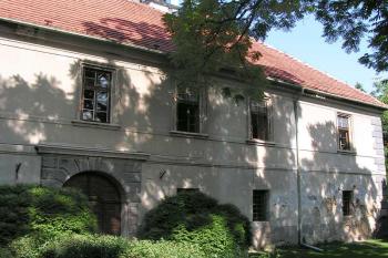 Jižní průčelí s hlavním vstupem ( © Petr Turyna 08/2005)