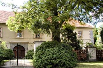 vstupní průčelí ( © Pavel Zany Komárek 13/7/2003)