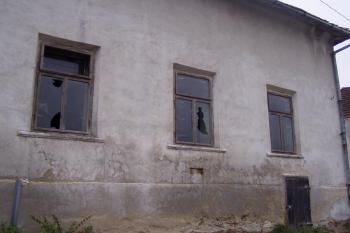 Detail průčelí s patrnými kamennými okenními šambránami. (© Matěj Kruntorád, 10/2010)