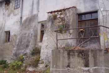 Opěrné pilíře na průčelí bývalé rychty. (© Matěj Kruntorád, 10/2010)