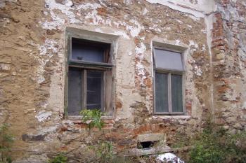 Stav oken a opadávající omítky.  (© Matěj Kruntorád, 10/2010)