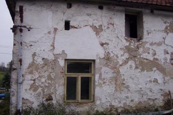Ze zadní části domu - otvory snad po trámech? (© Matěj Kruntorád, 10/2010)