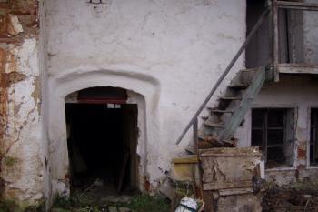 Vstup do domu z bývalého hospodářského dvora (© Matěj Kruntorád, 10/2010)