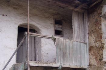 Další vstup do domu byl přímo do patra po pavlači (© Matěj Kruntorád, 10/2010)