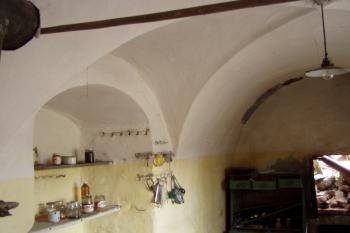 Jedna z přízemních klenutých místností (© Matěj Kruntorád, 10/2010)