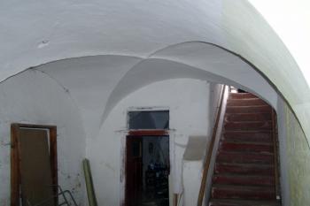 Klenba vstupních prostor se snad dodatečnou příčkou a schodiště do patra. (© Matěj Kruntorád, 10/2010)