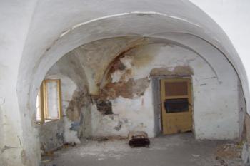 Další ze zaklenutých prostor přízemí.  (© Matěj Kruntorád, 10/2010)