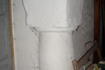 Detail kamenného sloupku držící klenby ve vstupní síni.  (© Matěj Kruntorád, 10/2010)
