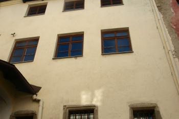 dvorní průčelí domu ( © Milan Caha 09/2010)
