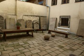 lapidarium na dvoře ( © Milan Caha 09/2010)