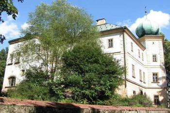 Západní a jižní průčelí ( © Petr Turyna 08/2005)