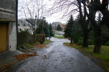 Ulice od kostela na náměstí (© Prudký Martin, 11/2010)