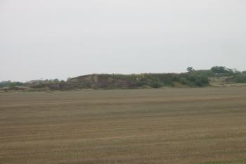 pohled od tvrziště k bývalému lomu směrem na jz. (© D Dohňanský, 09/2015)