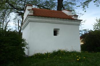 barokní kaplička na místě morového hřbitova ( © Milan Caha 05/2010)