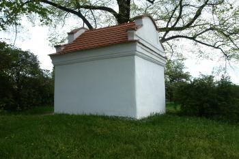 barokní kaplička na místě morového hřbitova ( © Milan Caha 05/2010)