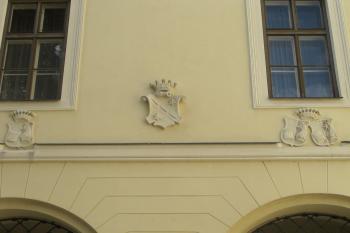Erbovní znaky nad průchodem vnitřního nádvoří ( © Dušan Dohňanský 08/2019)
