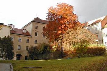 nádvorní průčelí ( © Pavel Zany Komárek 26/10/2002)