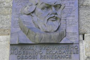 Pamětní deska Jiřího Rychnovského na zvonici (© Johannes Cladis, 09/2016)