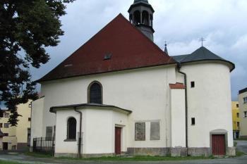západní průčelí kostela s předsíní (© Rodochrozit, 09/2011)