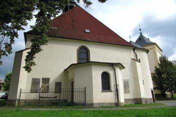 zazděné náhrobníky v průčelí kostela (© Rodochrozit, 09/2011)