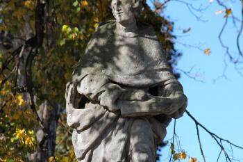 socha světce (sv. Dominik nebo sv. Tomáš Akvinský) na vstupní bráně z náměstí ( © Pavel Zany Komárek 10. 10. 2010)