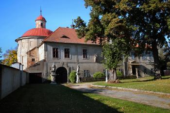 jižní křídlo, vstupuní průčelí ( © Pavel Zany Komárek 10. 10. 2010)