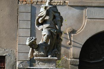 socha sv. Barbory před průčelím jižního křídla ( © Pavel Zany Komárek 10. 10. 2010)