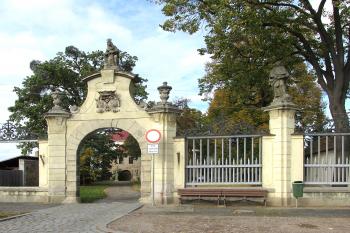 Nové Dvory u Kutné Hory, barokní brána ke klášteru Dominikánů. (© Pavel Vítek  10/2023)